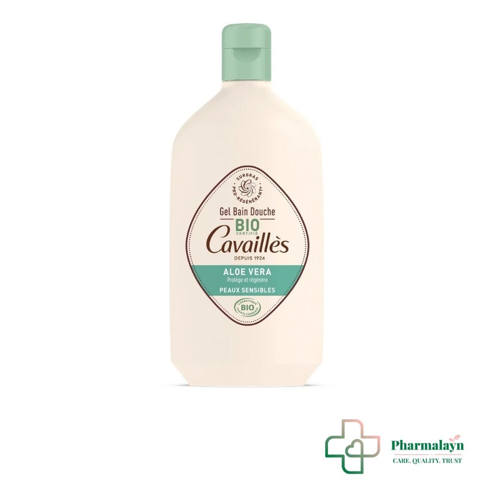 Offrez à votre peau un moment de douceur avec le Gel Bain Douche Aloe Vera Bio de Rogé Cavaillès. Spécialement formulé pour les peaux sensibles et délicates, ce gel lavant sans savon nettoie efficacement tout en respectant l'équilibre naturel de la peau. Enrichi en Aloe Vera Bio et en surgras végétal, il aide à hydrater, apaiser et protéger la peau du dessèchement quotidien. Sa mousse légère et son parfum d'origine naturelle procurent une agréable sensation de fraîcheur et de bien-être pour toute la famille dès 1 an. Les points forts : Nettoie en douceur sans savon Enrichi en Aloe Vera Bio apaisant Hydrate et protège les peaux sensibles Surgras végétal pro-régénérant 98 % d'ingrédients d'origine naturelle Convient au visage et au corps Utilisable par toute la famille dès 1 an Flacon recyclable fabriqué à partir de plastique recyclé Conseils d'utilisation : Appliquer sur peau mouillée sous la douche ou dans le bain, faire mousser puis rincer abondamment. Usage quotidien.