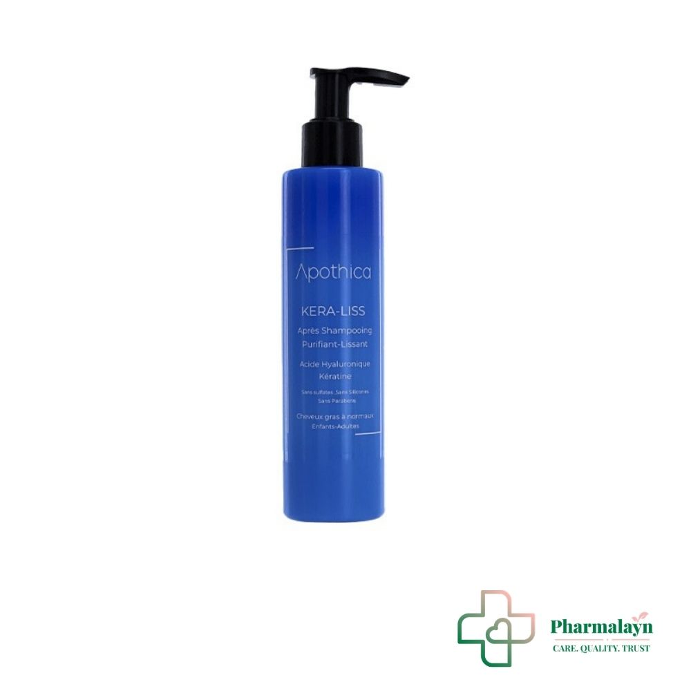 L'APOTHICA KERA LISS Après-Shampooing Purifiant Lissant 200 ml est spécialement conçu pour les cheveux gras à normaux. Enrichi en kératine et acide hyaluronique, il hydrate la fibre capillaire tout en facilitant le démêlage et en lissant les cheveux sans les alourdir. Sa formule sans sulfates, sans parabènes et sans silicones respecte l'équilibre du cuir chevelu et aide à préserver des cheveux doux, brillants et disciplinés. Bénéfices Purifie et aide à réguler l'excès de sébum. Lisse la fibre capillaire et réduit les frisottis. Facilite le démêlage sans alourdir les cheveux. Apporte douceur, souplesse et brillance. Convient aux adultes et aux enfants. Conseils d'utilisation Après le shampooing, appliquer sur les longueurs et les pointes des cheveux essorés. Laisser agir 2 à 3 minutes, puis rincer abondamment. Pour des résultats optimaux, utiliser avec le Shampooing Purifiant Lissant Kera Liss de la même gamme.