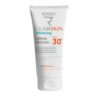 Protégez et hydratez vos mains avec Roncey Clairskin Crème à Mains SPF 30+ 100 ml. Sa formule anti-taches aide à prévenir le photovieillissement tout en laissant les mains douces, nourries et protégées des UV.