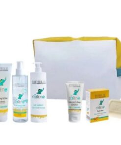 Esthelle Calino Coffret Les Essentiels réunit les indispensables pour la toilette et le soin quotidien de bébé dès la naissance. Formulés avec des actifs doux tels que le calendula, le miel et l'aloe vera, les produits nettoient, hydratent, apaisent et protègent la peau délicate de bébé tout en respectant son équilibre naturel. Présenté dans une jolie trousse réutilisable, ce coffret est une excellente idée cadeau pour une naissance ou une baby shower. Le coffret contient : Shampoing & Bain Calino 250 ml Lait Apaisant Calino 250 ml Eau de Senteur Calino Crème pour le Change 50 g Savon bébé surgras Trousse offerte Les avantages Nettoie en douceur le corps et les cheveux. Hydrate et apaise les peaux sensibles. Protège contre les rougeurs du siège. Eau de senteur sans alcool, adaptée aux bébés. Formules à haute tolérance dermatologique. Coffret complet, pratique et prêt à offrir.