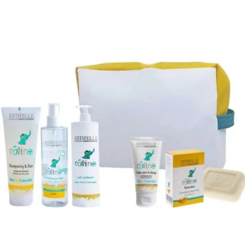 Esthelle Calino Coffret Les Essentiels réunit les indispensables pour la toilette et le soin quotidien de bébé dès la naissance. Formulés avec des actifs doux tels que le calendula, le miel et l'aloe vera, les produits nettoient, hydratent, apaisent et protègent la peau délicate de bébé tout en respectant son équilibre naturel. Présenté dans une jolie trousse réutilisable, ce coffret est une excellente idée cadeau pour une naissance ou une baby shower. Le coffret contient : Shampoing & Bain Calino 250 ml Lait Apaisant Calino 250 ml Eau de Senteur Calino Crème pour le Change 50 g Savon bébé surgras Trousse offerte Les avantages Nettoie en douceur le corps et les cheveux. Hydrate et apaise les peaux sensibles. Protège contre les rougeurs du siège. Eau de senteur sans alcool, adaptée aux bébés. Formules à haute tolérance dermatologique. Coffret complet, pratique et prêt à offrir.