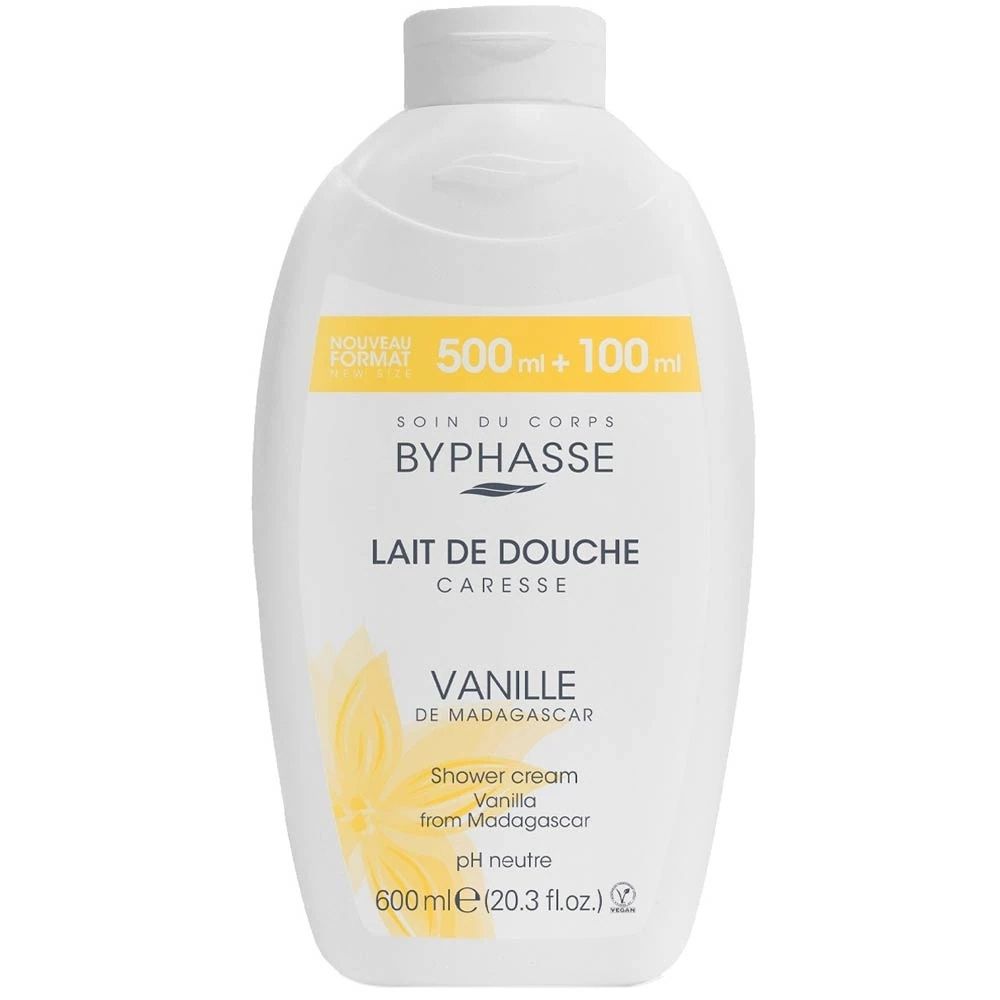 Offrez à votre peau un véritable moment de douceur avec le Byphasse Lait de Douche Caresse Vanille de Madagascar 600 ml. Enrichi en extrait de fleur de vanille, il nettoie délicatement tout en laissant la peau propre, douce et subtilement parfumée d'une fragrance chaleureuse et gourmande. Sa formule au pH neutre respecte l'équilibre naturel de la peau et convient à un usage quotidien pour toute la famille. Sa texture onctueuse se transforme en une mousse légère qui procure une agréable sensation de confort après chaque douche. Son généreux format de 600 ml est idéal pour une utilisation quotidienne. Les points forts Nettoie la peau en douceur. Enrichi en extrait de fleur de vanille. Formule au pH neutre respectueuse de la peau. Laisse la peau douce, souple et délicatement parfumée. Convient à tous les types de peau. Grand format économique de 600 ml. Conseils d'utilisation Appliquez une ou deux noisettes de produit sur peau humide, faites mousser délicatement, puis rincez abondamment. Utilisez quotidiennement pour une peau propre, douce et agréablement parfumée.