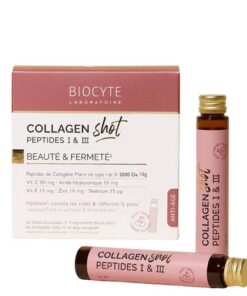 Biocyte Collagen Shot est un complément alimentaire anti-âge conçu pour préserver la fermeté, l’élasticité et l’hydratation de la peau. Chaque fiole apporte 10 g de collagène marin hydrolysé Naticol® de types I et III, associé à 55 mg d’acide hyaluronique d’origine végétale. Sa formule contient également de la vitamine C, qui contribue à la formation normale du collagène pour assurer le fonctionnement normal de la peau. Les vitamines C et E, le zinc et le sélénium participent à la protection des cellules contre le stress oxydatif. Prêt à boire et délicieusement aromatisé à la cerise, ce format nomade s’intègre facilement à la routine beauté quotidienne. Principaux bienfaits : Aide à maintenir la fermeté et l’élasticité de la peau Favorise une peau hydratée, lisse et rebondie Contribue à la formation normale du collagène Protège les cellules contre le stress oxydatif Format pratique prêt à boire, goût cerise Conseils d’utilisation : Agiter avant emploi, puis boire une fiole par jour, de préférence le matin et sans la diluer. Cure de 10 jours, renouvelable pendant 3 mois. Précautions : Ne pas dépasser la dose journalière recommandée. Déconseillé aux femmes enceintes ou allaitantes et aux enfants sans avis médical. Tenir hors de portée des jeunes enfants. Ce complément ne remplace pas une alimentation variée et équilibrée ni un mode de vie sain. Contient du poisson. Source : Biocyte